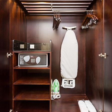 德里ncr-卡萨比塔丽笙蓝标酒店 加济阿巴德 外观 照片 A hotel room wardrobe with a safe