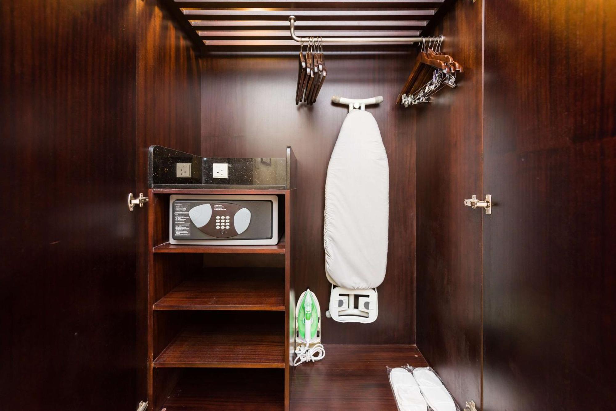 德里ncr-卡萨比塔丽笙蓝标酒店 加济阿巴德 外观 照片 A hotel room wardrobe with a safe